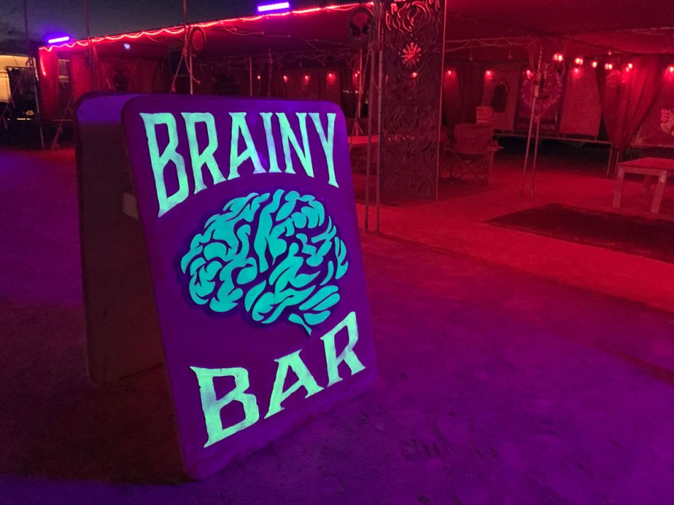 Brainy Bar by night